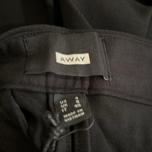 AWAY Luggage Size 4 Womens the Laid Back Trouser Black NWT 25 inch inseam. - Picture 15 of 15